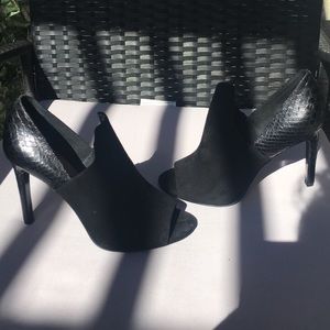 Vinca Camuto peep toe booties