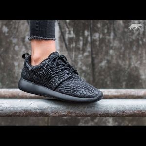 RARE TRIPLE DIAMOND BLACK NIKE ROSHE