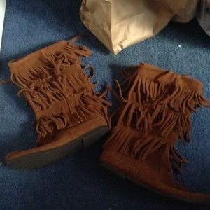 Minnetonka fringe boots size 8