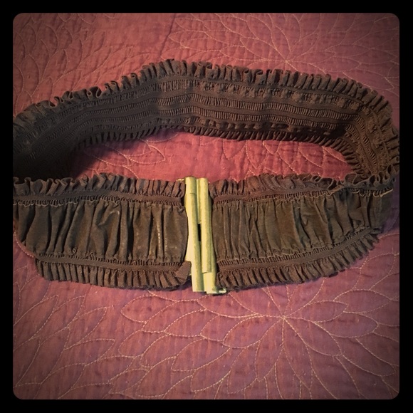 Gianni Bini Brown suede stretch belt.