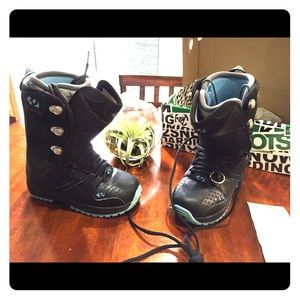 Snowboarding boots, brand 32 size 6.5