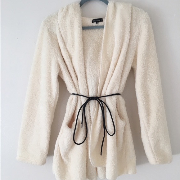 LAST CHANCE Fuzzy white jacket - Picture 1 of 4