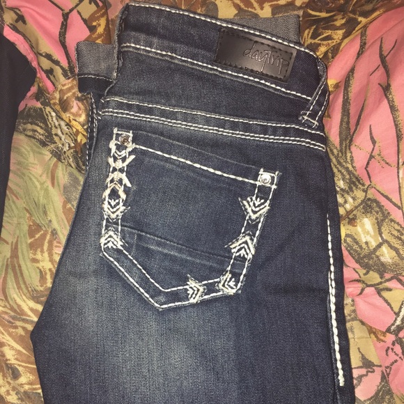 Buckle day trip capris
