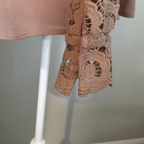 🆕LAST ONE--Floral Lace Mock Neck Blouse Size M - Picture 2 of 4