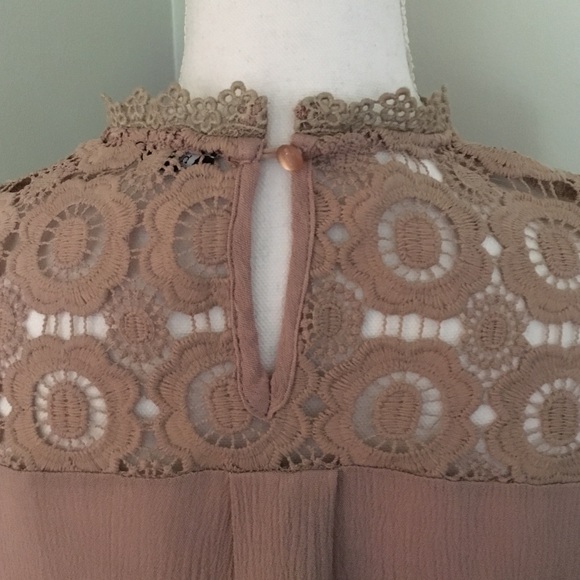 🆕LAST ONE--Floral Lace Mock Neck Blouse Size M - Picture 3 of 4