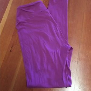 LulaRoe OS solid Magenta Leggings!