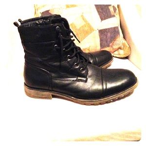 Size 11 black winter boots.