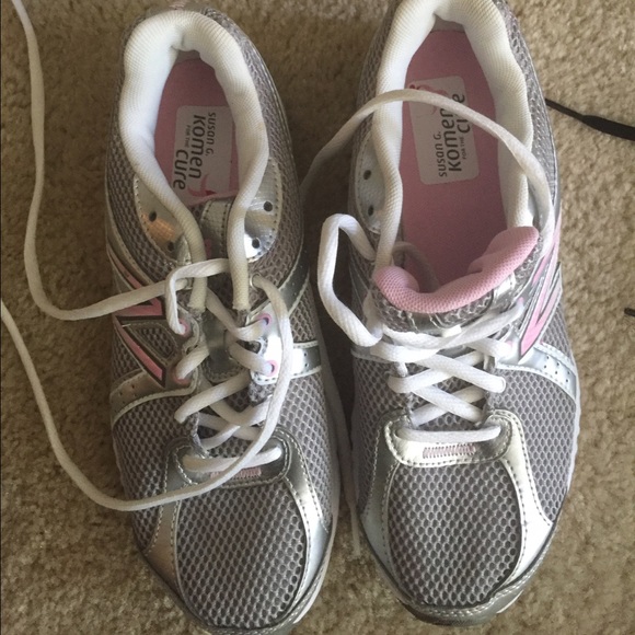 New Balance Size 7 Susan G Komen sneakers