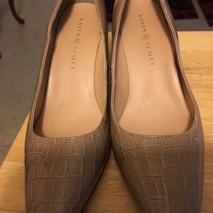 Light brown box squared shoes,