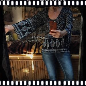 ✂️ Price cut!  Long bell sleeve print blouse