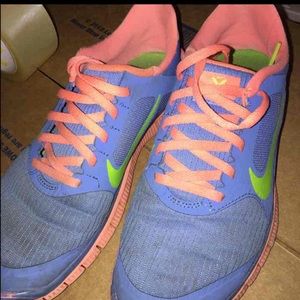 *1 HR PRICE DEOP SALe**** nike free runs size 8