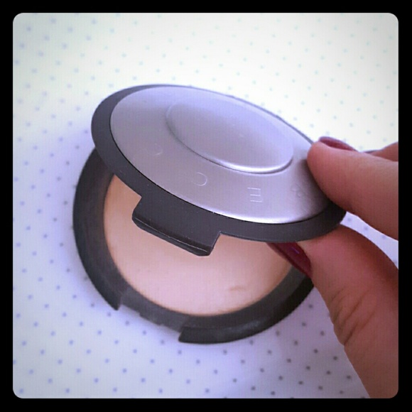 Becca Shimmering Skin Perfector Pressed in Moonsto