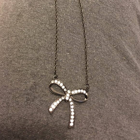 Dainty bow necklace