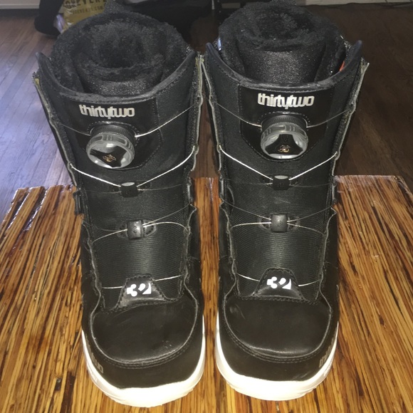 new black snowboard boots