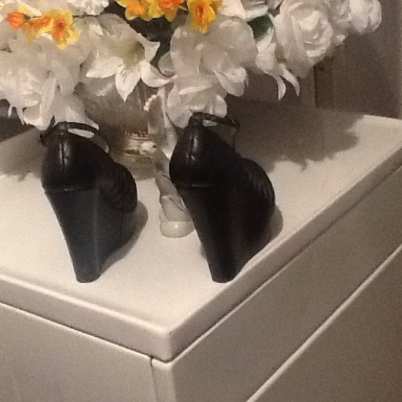 ADORABLE DELICACY SHOE BRAND NWOT - Picture 2 of 4