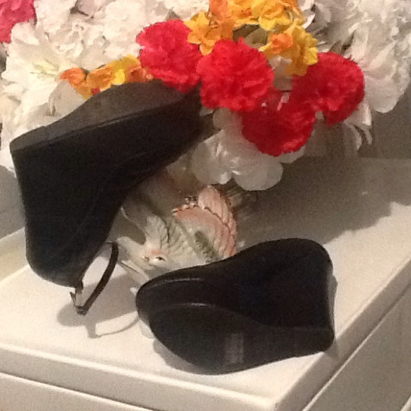 ADORABLE DELICACY SHOE BRAND NWOT - Picture 3 of 4