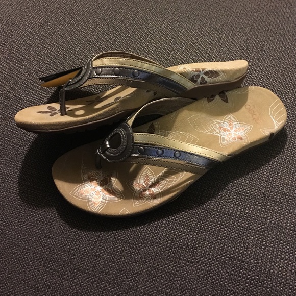NWT The Walking Co. Pewter Arch Support Sandals