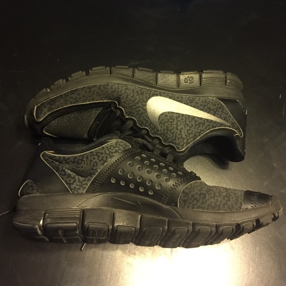 All black nike 5.0 running shoes - Picture 2 of 3