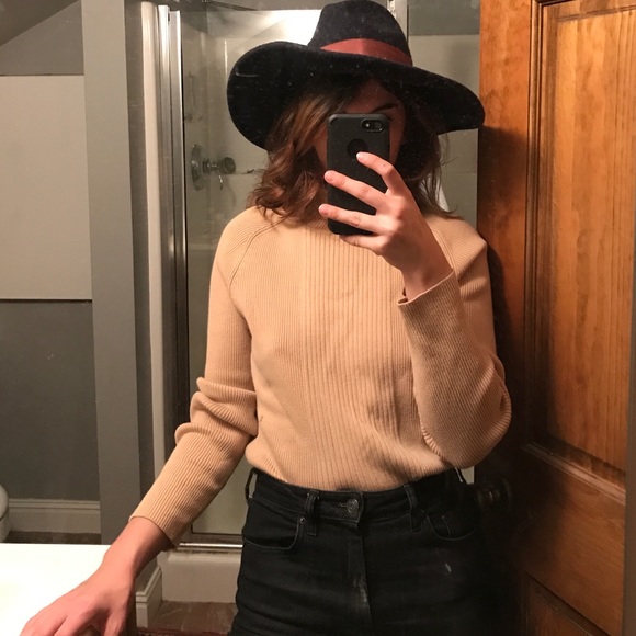 Gorgeous vintage stretch ribbed turtleneck