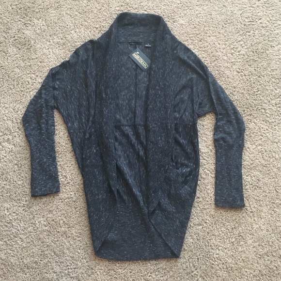 Never worn sweater perfect w leggings!