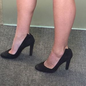 Brown suede pumps with fashion accents