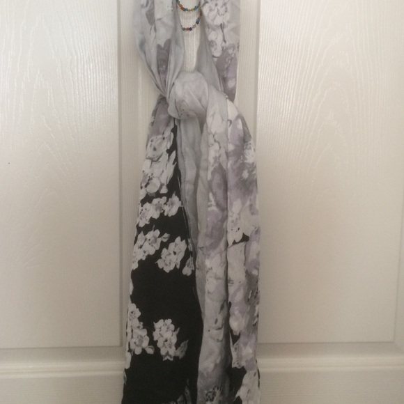 Gorgeous grey & black Vera Wang scarf