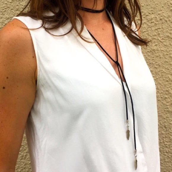 WRAP NECKLACE WITH FEATHERS