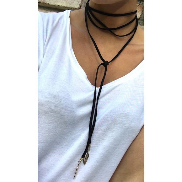 WRAP NECKLACE WITH FEATHERS