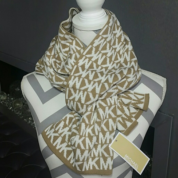 LAST ONE 🎄🎁💯Authentic Michael Kors logo scarf - Picture 2 of 4