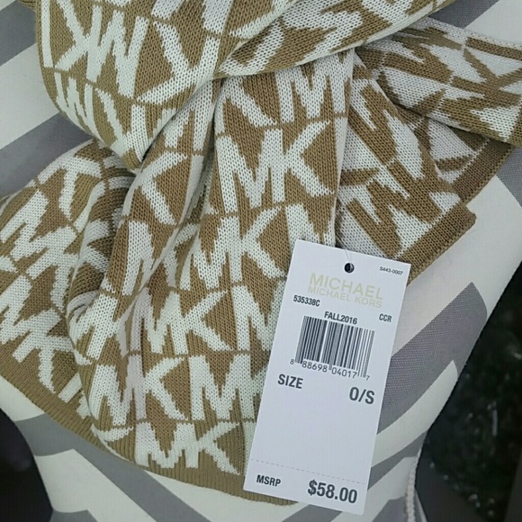 LAST ONE 🎄🎁💯Authentic Michael Kors logo scarf - Picture 3 of 4