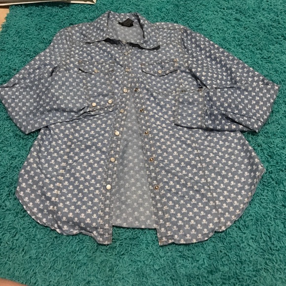 Skull roll up sleeve shirt!