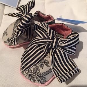 NWT adorable baby girl booties with bow