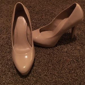 Elle nude pump