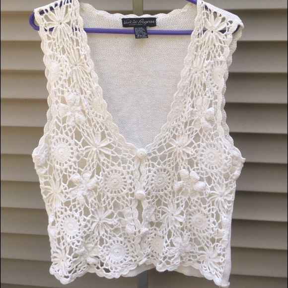 💥30% off all bundles💥  white crochet floral vest
