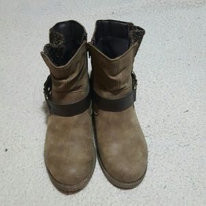 Flash!NWT excellent condition size 7 Rosalie boots