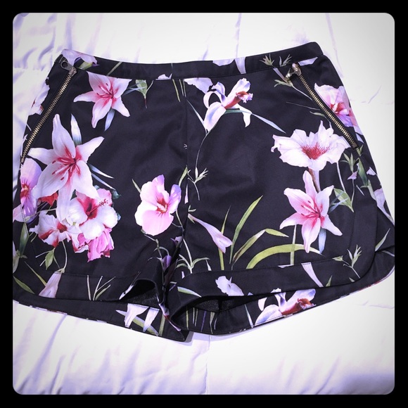 ⚜️price negotiable⚜️ brand new printed shorts
