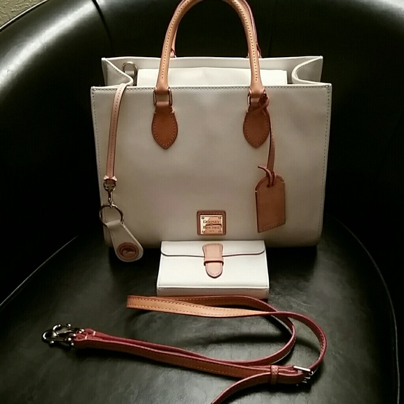 D&B white leather purse