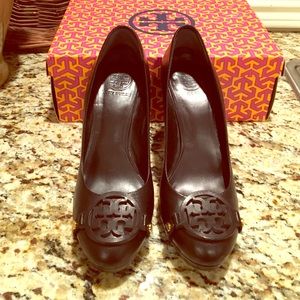 Tory Burch black logo pumps
