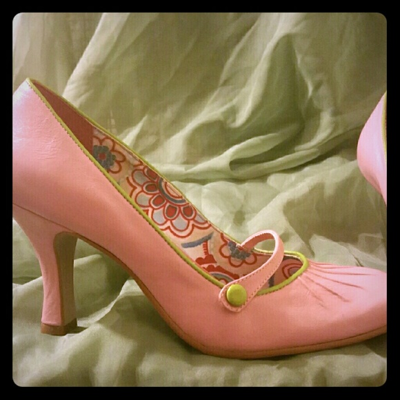 REDUCED. Adorable pink pumps