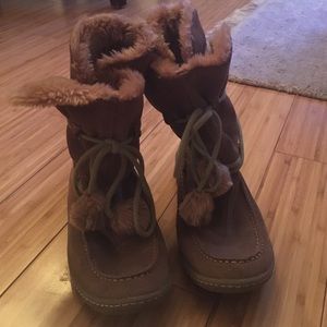 Steve Madden moccasin boots with faux fur lining. Steve Madden moccasin boots with faux fur lining.
