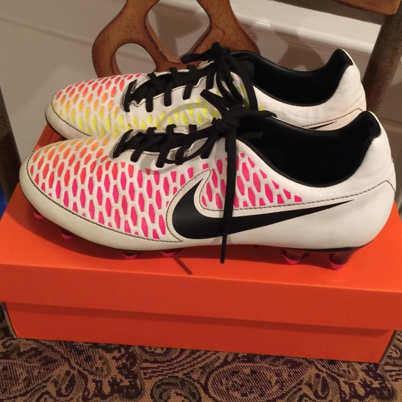 Nike women's cleats worn only 1 time