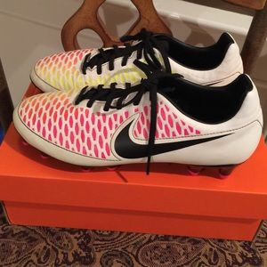 Nike women's cleats worn only 1 time