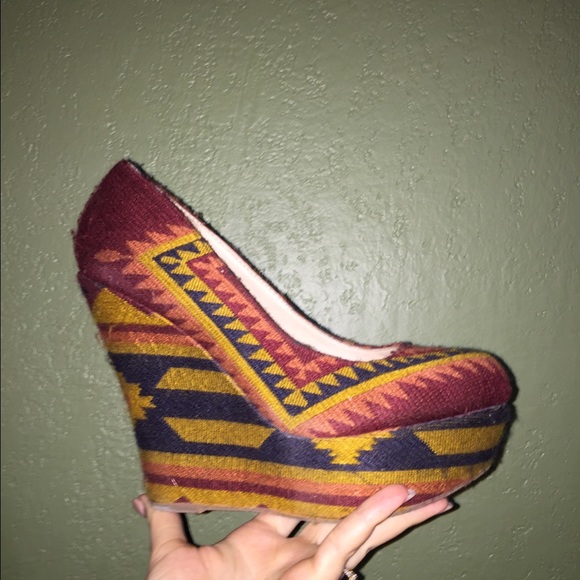 Tribal design Steve Madden round-tipped wedges - Picture 1 of 3