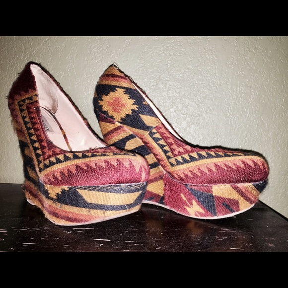 Tribal design Steve Madden round-tipped wedges - Picture 2 of 3