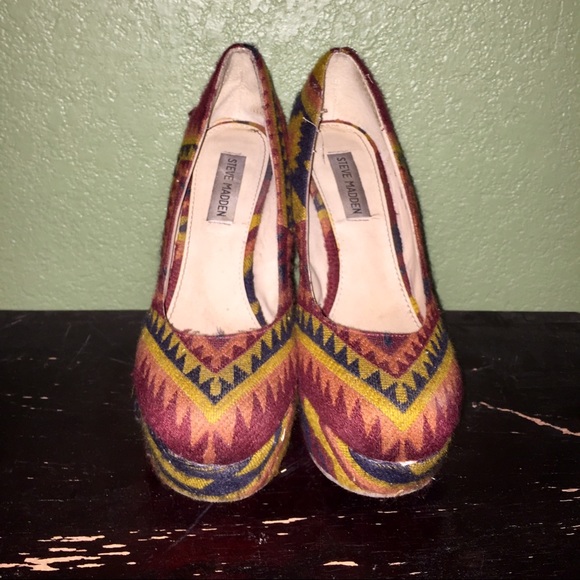 Tribal design Steve Madden round-tipped wedges - Picture 3 of 3