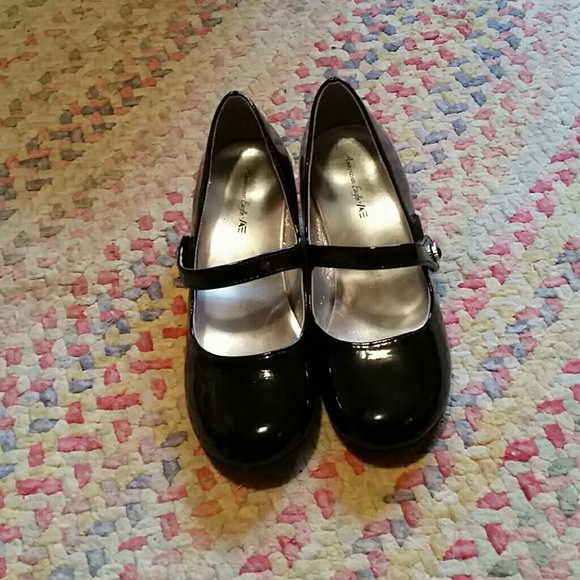 American Eagle little girl heal like new