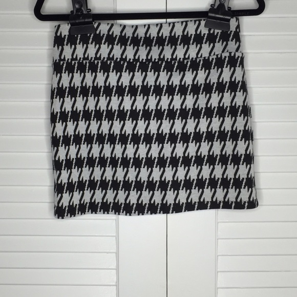 Nasty Gal Skirts - Nasty Gal Courtney Houndstooth Skirt Nasty Gal Skirts - Nasty Gal Courtney Houndstooth Skirt