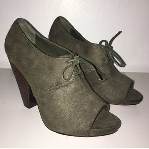 Green suede peep toe booties 😍‼️