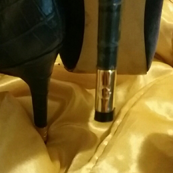 GUESS - Picture 2 of 4