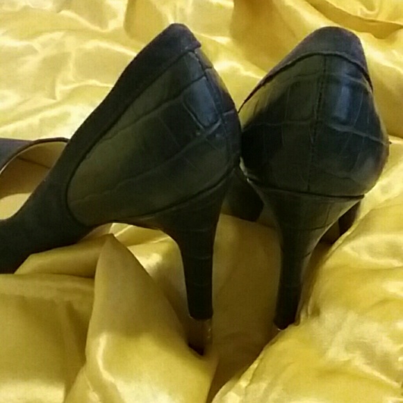 GUESS - Picture 3 of 4